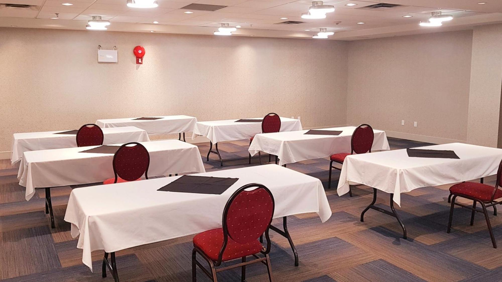 Holiday Inn Express And Suites Surrey By Ihg Exterior foto